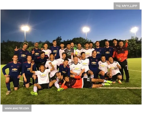 球队举办球迷日活动，球员与粉丝互动签名合影