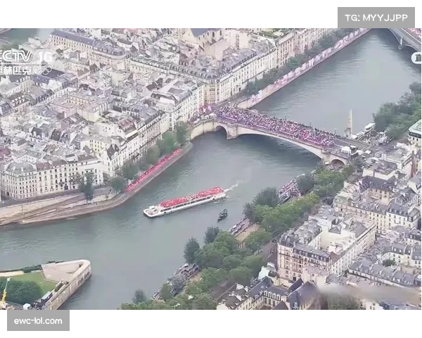 巴黎奥运会沙滩排球场地塞纳河畔临时看台搭建完成，开始压力测试